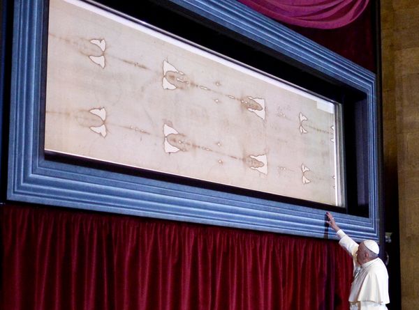 Pope Francis touches the holy Shroud, believed by some Christians to be the burial shroud of Jesus of Nazareth, on June 21, 2015 in Turin's cathedral. - Sputnik International