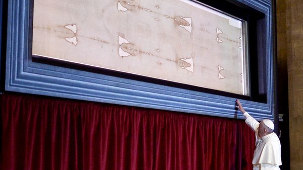 Pope Francis touches the holy Shroud, believed by some Christians to be the burial shroud of Jesus of Nazareth, on June 21, 2015 in Turin's cathedral. - Sputnik International