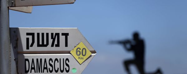 A sculpture of an Israeli soldier standing guard is seen next to a sign for tourists showing the distance to Damascus and Baghdad at an army post on Mount Bental in the Israeli-annexed Golan Heights on June 23, 2015. A sculpture of an Israeli soldier standing guard is seen next to a sign for tourists showing the distance to Damascus and Baghdad at an army post on Mount Bental in the Israeli-annexed Golan Heights on June 23, 2015. - Sputnik International