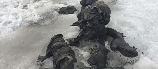 In this photo released by the Swiss train company ' Glacier 3000' shoes and clothing are visible at a Swiss glacier where two bodies were found. - Sputnik International