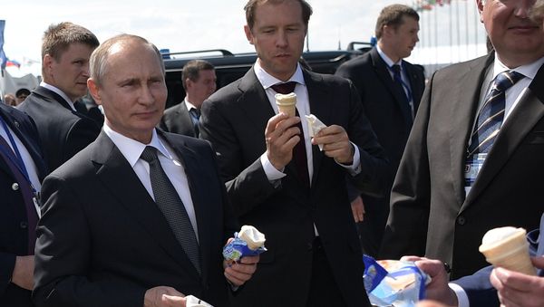July 18, 2017. Russian President Vladimir Putin and Minister of Industry and Trade Denis Manturov, center right, visit the 13th International Aviation and Space Salon MAKS-2017 in Zhukovsky, Moscow Region. - Sputnik International