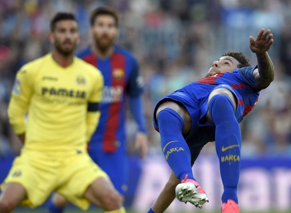 Barcelona's Brazilian forward Neymar performs a scissor kick during the Spanish league football match FC Barcelona vs Vilarreal CF at the Camp Nou stadium in Barcelona on May 6, 2017. Barcelona's Brazilian forward Neymar performs a scissor kick during the Spanish league football match FC Barcelona vs Vilarreal CF at the Camp Nou stadium in Barcelona on May 6, 2017. - Sputnik International