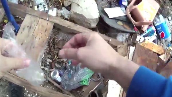 Baltimore police officer Richard Pinheiro is caught by his own body cam planting drug - Sputnik International