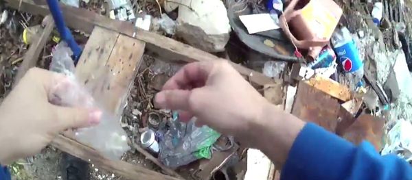 Baltimore police officer Richard Pinheiro is caught by his own body cam planting drug - Sputnik International