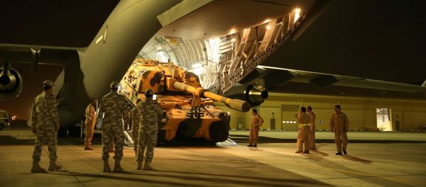 A tank arrives with a contingent of Turkish troops at their military base in Doha, Qatar, July 18, 2017. Picture taken July 18, 2017. - Sputnik International