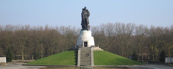 Monument to the Soviet liberator in Treptower Park, Berlin - Sputnik International