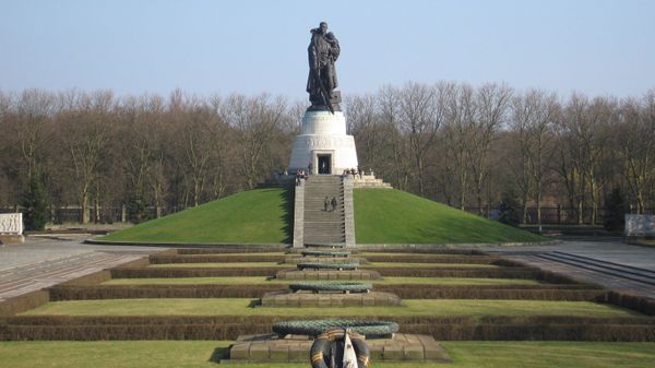 Monument to the Soviet liberator in Treptower Park, Berlin - Sputnik International