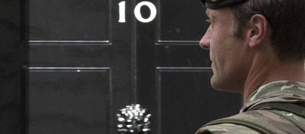 An armed member of the British Army patrols outside 10 Downing Street, London. - Sputnik International
