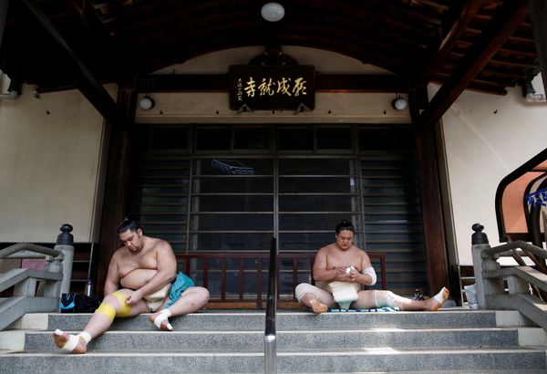 Brazilian-born sumo wrestler Kaisei (L), and Mongolian-born sumo wrestler Kyokushuho tape up during training session at Ganjoji Yakushido temple in Nagoya, Japan, July 5, 2017. Brazilian-born sumo wrestler Kaisei (L), and Mongolian-born sumo wrestler Kyokushuho tape up during training session at Ganjoji Yakushido temple in Nagoya, Japan, July 5, 2017. - Sputnik International