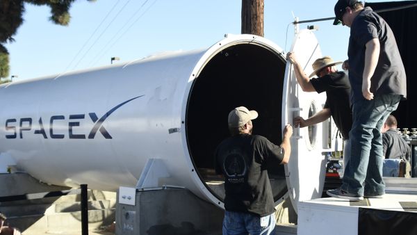 Workes close the door on the SpaceX Hyperloop tube during the SpaceX Hyperloop competition in Hawthorne, California on January 29, 2017. - Sputnik International
