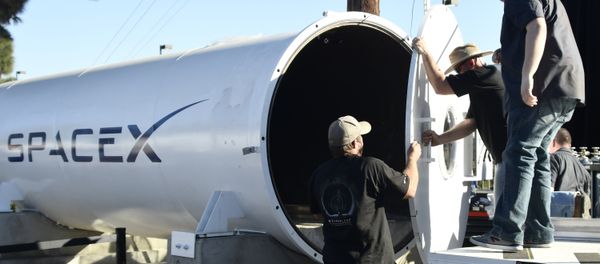 Workes close the door on the SpaceX Hyperloop tube during the SpaceX Hyperloop competition in Hawthorne, California on January 29, 2017. Workes close the door on the SpaceX Hyperloop tube during the SpaceX Hyperloop competition in Hawthorne, California on January 29, 2017. - Sputnik International