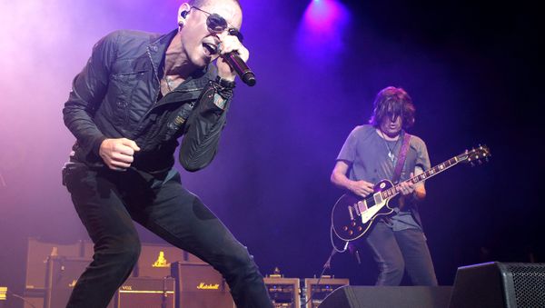Chester Bennington, left, and Dean DeLeo of the band Stone Temple Pilots perform in concert during the MMRBQ Music Festival 2015 at the Susquehanna Bank Center on Saturday, May 16, 2015, in Camden, N.J. Chester Bennington, left, and Dean DeLeo of the band Stone Temple Pilots perform in concert during the MMRBQ Music Festival 2015 at the Susquehanna Bank Center on Saturday, May 16, 2015, in Camden, N.J. - Sputnik International