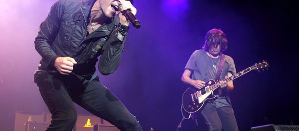 Chester Bennington, left, and Dean DeLeo of the band Stone Temple Pilots perform in concert during the MMRBQ Music Festival 2015 at the Susquehanna Bank Center on Saturday, May 16, 2015, in Camden, N.J. - Sputnik International