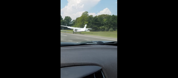 Commuters Witness Plane Land on New York Highway - Sputnik International