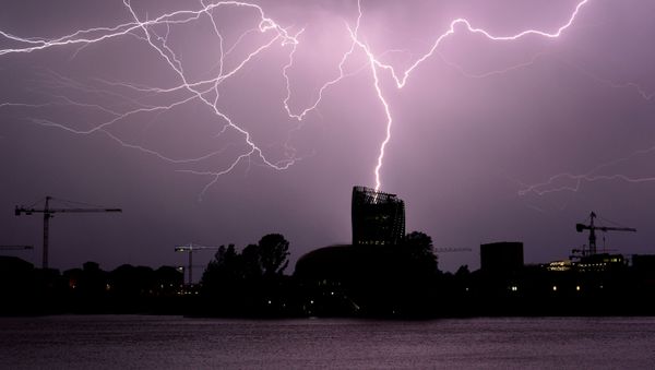 Flashes of lightning strike La Cite du Vin in Bordeaux, southwestern France, during a thunderstorm on July 18, 2017.  - Sputnik International