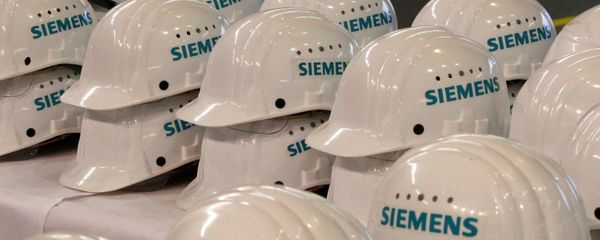 Safety helmets are piled up for media representatives at the Siemens AG gas turbine factory hall in Berlin, Germany, 8 November 2012. - Sputnik International