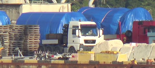 A still image taken from a video footage shows blue tarpaulins covering equipment at the port of Feodosia, Crimea July 11, 2017. Video footage taken July 11, 2017. A still image taken from a video footage shows blue tarpaulins covering equipment at the port of Feodosia, Crimea July 11, 2017. Video footage taken July 11, 2017. - Sputnik International