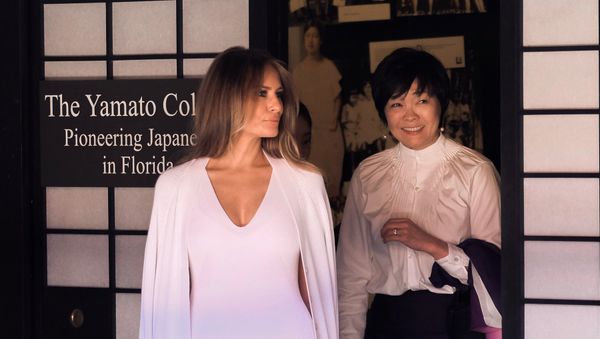 US First Lady Melania Trump (L) and Akie Abe, wife of Japanese Prime Minister Shinzo Abe, tour Morikami Museum and Japanese Gardens in Delray Beach, Florida, on February 11, 2017. - Sputnik International