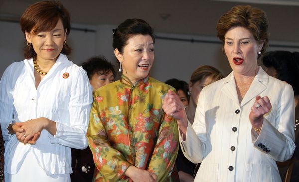US First Lady Laura Bush (R) gestures as Akie Abe (L) from Japan and Mrs. Chang (C) from Taiwan look on during a visit by spouses of Asia Pacific Economic Cooperation (APEC) nation leaders to the Vietnam National Museum of Ethnology in Hanoi, 19 November 2006. US First Lady Laura Bush (R) gestures as Akie Abe (L) from Japan and Mrs. Chang (C) from Taiwan look on during a visit by spouses of Asia Pacific Economic Cooperation (APEC) nation leaders to the Vietnam National Museum of Ethnology in Hanoi, 19 November 2006. - Sputnik International