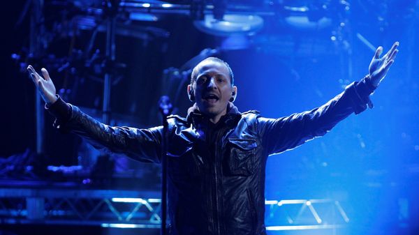 Chester Bennington of Linkin Park performs Burn It Down at the 40th American Music Awards in Los Angeles, California, November 18, 2012. - Sputnik International