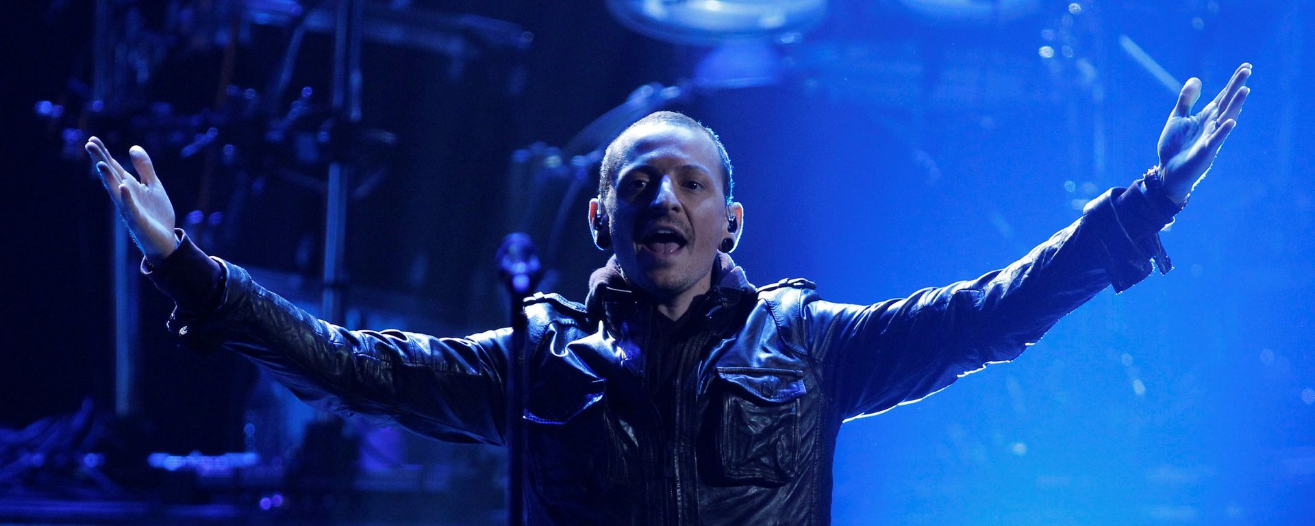 Chester Bennington of Linkin Park performs Burn It Down at the 40th American Music Awards in Los Angeles, California, November 18, 2012. Chester Bennington of Linkin Park performs Burn It Down at the 40th American Music Awards in Los Angeles, California, November 18, 2012. - Sputnik International, 1920, 07.11.2021
