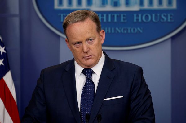 Netizens Giggle as Sean Spicer Trolls Pelosi For 'Violating' Gendered Language Rules in Twitter Bio Netizens Giggle as Sean Spicer Trolls Pelosi For 'Violating' Gendered Language Rules in Twitter Bio - Sputnik International