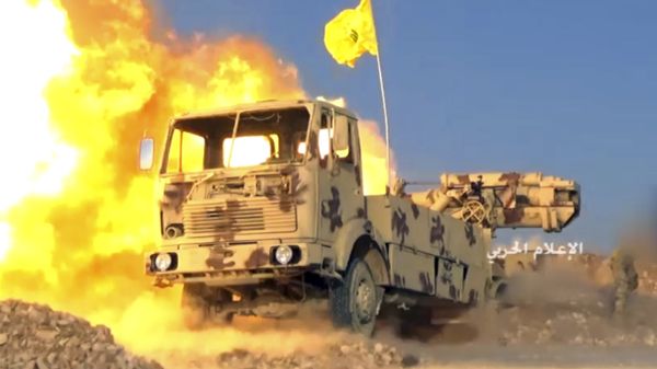 This frame grab from video released on Friday, July 21, 2017 and provided by the government-controlled Syrian Central Military Media, shows a Hezbollah cannon pounding militants' positions on the Lebanon-Syria border - Sputnik International