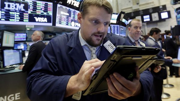 Trader Michael Milano works on the floor of the New York Stock Exchange, Thursday, July 20, 2017 - Sputnik International