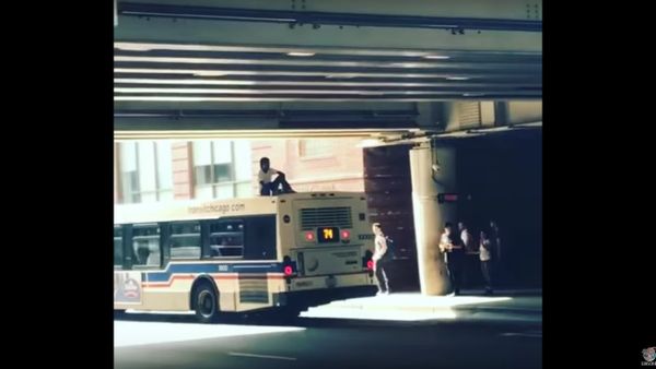 Guy Rides on Top of a Bus - Sputnik International