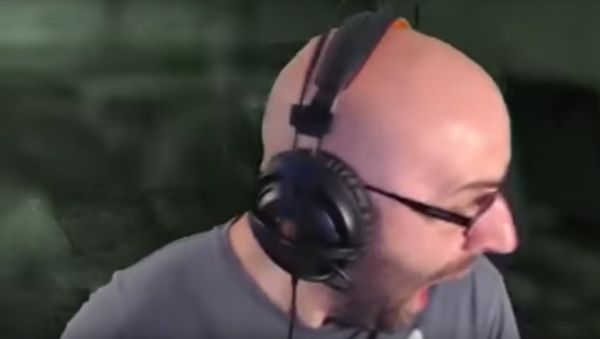 Daughter Scares Dad During Video Game - Sputnik International