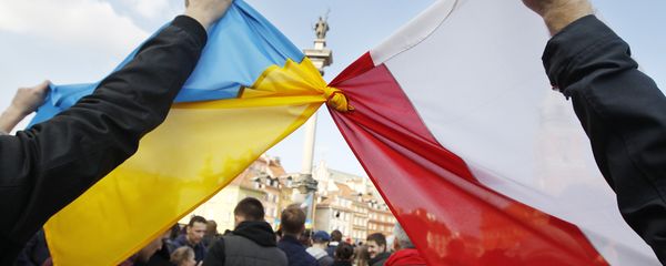 People hold tied Polish, right, and Ukrainian flags during a demonstration supporting the opposition movement in Ukraine, in Warsaw, Poland, Sunday, Feb. 23, 2014 People hold tied Polish, right, and Ukrainian flags during a demonstration supporting the opposition movement in Ukraine, in Warsaw, Poland, Sunday, Feb. 23, 2014 - Sputnik International