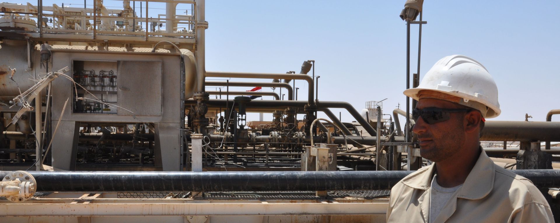 A picture taken on July 9, 2017 shows an employee standing at Syria's Arak gas field, 35 kilometres (20 miles) northeast of the ancient city of Palmyra, in the central province of Homs, a few weeks after it was retaken by government forces from the hands of jihadists of the Islamic State group - Sputnik International, 1920, 09.12.2022
