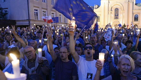 Anti-government protesters raise candles and shout slogans, as they gather in front of the Supreme Court in Warsaw, Poland, Saturday, July 22, 2017 Anti-government protesters raise candles and shout slogans, as they gather in front of the Supreme Court in Warsaw, Poland, Saturday, July 22, 2017 - Sputnik International