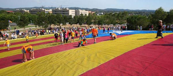 People assemble a giant Estelada flag, a Catalan separatist flag, during a pro-independence rally in Sant Cugat del Valles, near Barcelona, Spain July 8, 2017 - Sputnik International