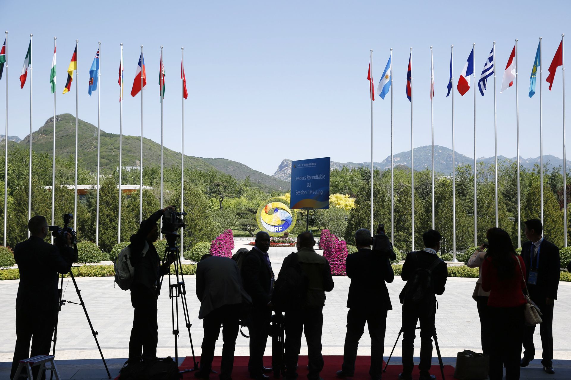 Journalist take pictures outside the venue of a summit at the Belt and Road Forum in Beijing, Monday, May 15, 2017 - Sputnik International, 1920, 24.05.2022