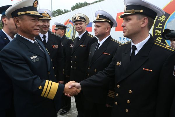 From left: Vice-Admiral Tian Zhong, Deputy Commander of the Chinese Navy, and Vice-Admiral Alexander Fedotenkov, Deputy Commander of the Russian Navy, during a greeting ceremony for the Chinese Navy warships that arrived in Baltiysk for the 2017 Naval Cooperation Russia-China drills From left: Vice-Admiral Tian Zhong, Deputy Commander of the Chinese Navy, and Vice-Admiral Alexander Fedotenkov, Deputy Commander of the Russian Navy, during a greeting ceremony for the Chinese Navy warships that arrived in Baltiysk for the 2017 Naval Cooperation Russia-China drills - Sputnik International