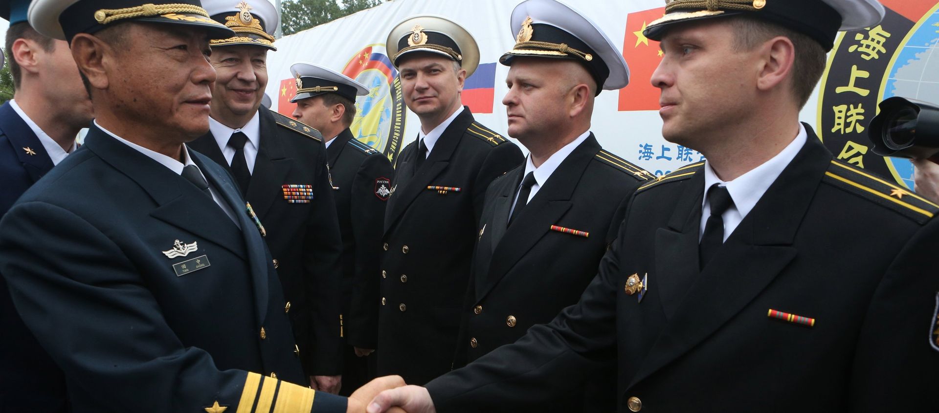 From left: Vice-Admiral Tian Zhong, Deputy Commander of the Chinese Navy, and Vice-Admiral Alexander Fedotenkov, Deputy Commander of the Russian Navy, during a greeting ceremony for the Chinese Navy warships that arrived in Baltiysk for the 2017 Naval Cooperation Russia-China drills From left: Vice-Admiral Tian Zhong, Deputy Commander of the Chinese Navy, and Vice-Admiral Alexander Fedotenkov, Deputy Commander of the Russian Navy, during a greeting ceremony for the Chinese Navy warships that arrived in Baltiysk for the 2017 Naval Cooperation Russia-China drills - Sputnik International, 1920, 17.12.2020