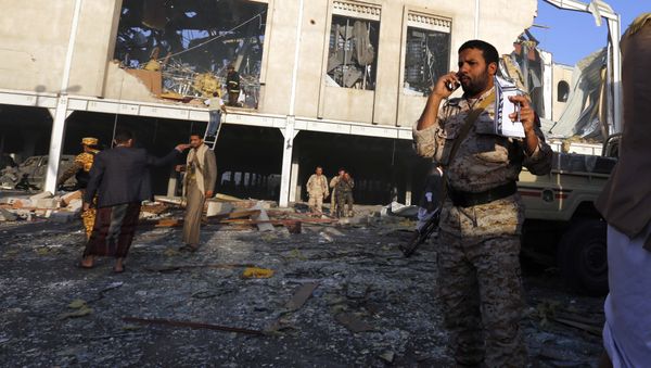 People inspect the aftermath of a Saudi-led coalition airstrike in Sanaa, Yemen, Saturday, Oct. 8, 2016. - Sputnik International