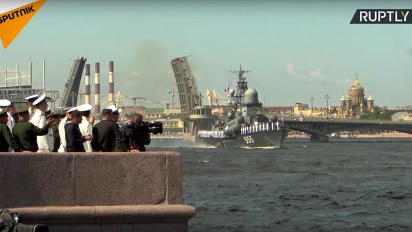 Bridges in St. Petersburg Lift in Daylight For The First Time EVER - Sputnik International