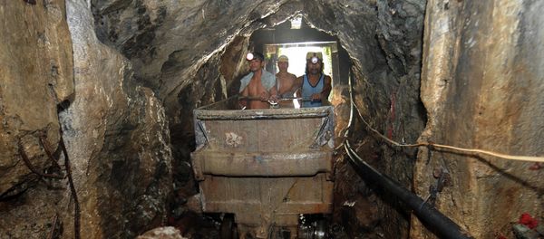 Miners working inside a mine tunnel at the mining village of Mt. Diwata in the Compostela Valley on the southern Philippine island of Mindanao (File) - Sputnik International