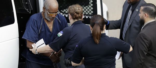 James Mathew Bradley Jr., 60, of Clearwater, Florida, left, arrives at the federal courthouse for a hearing, Monday, July 24, 2017, in San Antonio. Bradley was arrested in connection with the deaths of multiple people packed into a broiling tractor-trailer. James Mathew Bradley Jr., 60, of Clearwater, Florida, left, arrives at the federal courthouse for a hearing, Monday, July 24, 2017, in San Antonio. Bradley was arrested in connection with the deaths of multiple people packed into a broiling tractor-trailer. - Sputnik International