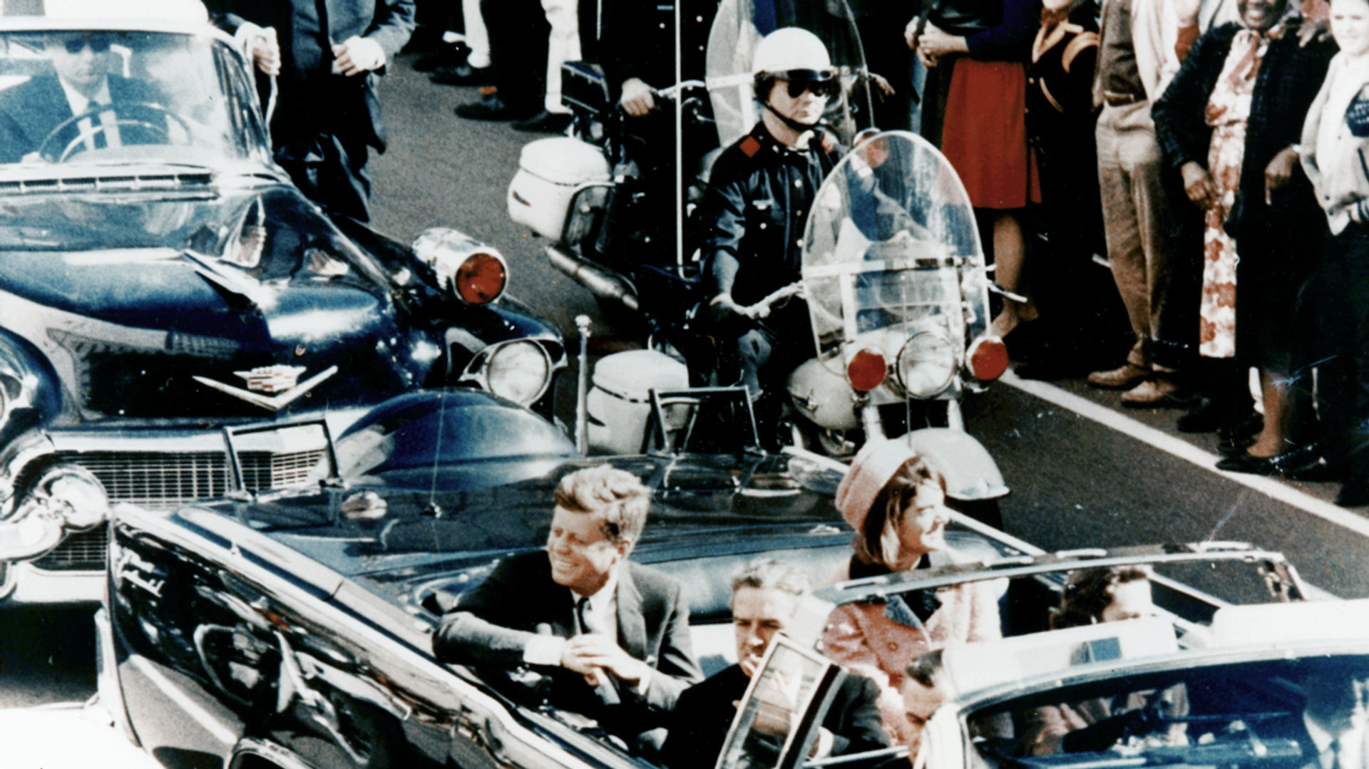 President Kennedy in the limousine in Dallas, Texas, on Main Street, minutes before the assassination. Also in the presidential limousine are Jackie Kennedy, Texas Governor John Connally, and his wife, Nellie President Kennedy in the limousine in Dallas, Texas, on Main Street, minutes before the assassination. Also in the presidential limousine are Jackie Kennedy, Texas Governor John Connally, and his wife, Nellie - Sputnik International, 1920, 07.07.2023