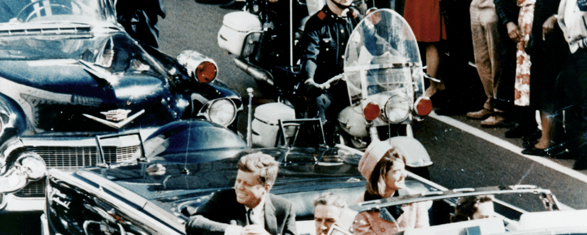 President Kennedy in the limousine in Dallas, Texas, on Main Street, minutes before the assassination. Also in the presidential limousine are Jackie Kennedy, Texas Governor John Connally, and his wife, Nellie President Kennedy in the limousine in Dallas, Texas, on Main Street, minutes before the assassination. Also in the presidential limousine are Jackie Kennedy, Texas Governor John Connally, and his wife, Nellie - Sputnik International, 1920, 07.07.2023