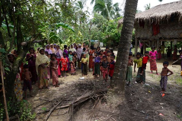 Rohingya villagers watch as international media visit Maung Hna Ma village, Buthidaung township, northern Rakhine state, Myanmar July 14, 2017. Rohingya villagers watch as international media visit Maung Hna Ma village, Buthidaung township, northern Rakhine state, Myanmar July 14, 2017. - Sputnik International