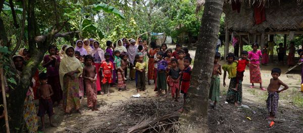 Rohingya villagers watch as international media visit Maung Hna Ma village, Buthidaung township, northern Rakhine state, Myanmar July 14, 2017. Rohingya villagers watch as international media visit Maung Hna Ma village, Buthidaung township, northern Rakhine state, Myanmar July 14, 2017. - Sputnik International