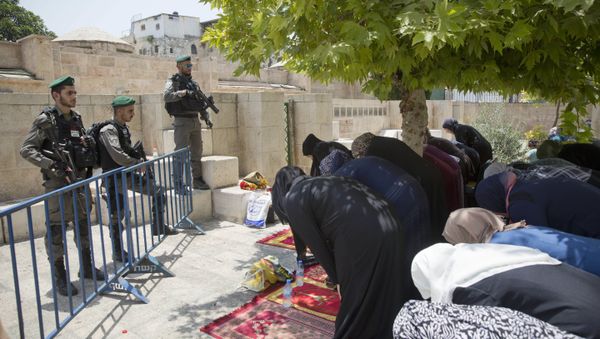 Palestinians women pray at the Lion's Gate following an appeal from clerics to pray in the streets instead of inside the Al Aqsa Mosque compound, in Jerusalem's Old City, Tuesday, July 25, 2017 Palestinians women pray at the Lion's Gate following an appeal from clerics to pray in the streets instead of inside the Al Aqsa Mosque compound, in Jerusalem's Old City, Tuesday, July 25, 2017 - Sputnik International