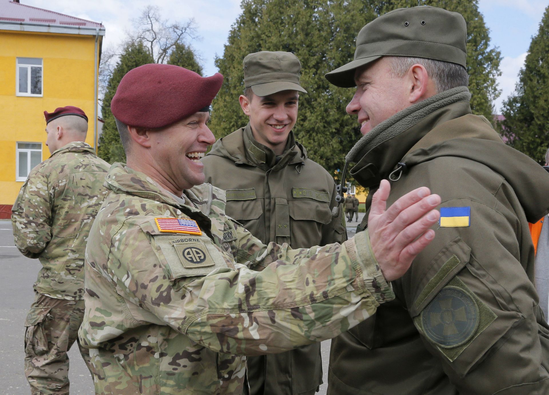 US and Ukrainian soldiers talk during the opening ceremony of Fearless Guardian - 2015 - Sputnik International, 1920, 22.12.2021