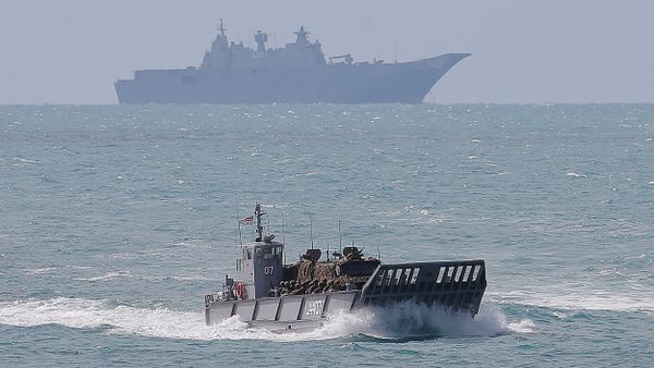 Soldiers from the Australian Army's 3rd Brigade and two troop carriers are brought on a landing craft from HMAS Canberra (background) to Langham Beach during the Talisman Saber joint military exercises between Australia and the United States , July 2017. - Sputnik International