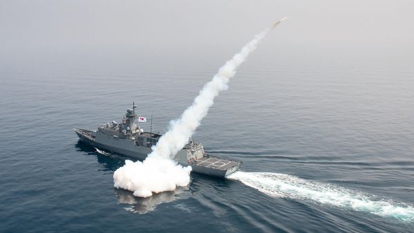 South Korean navy ship fires a missile during a drill in South Korea's East Sea - Sputnik International