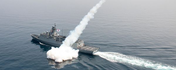 South Korean navy ship fires a missile during a drill in South Korea's East Sea - Sputnik International